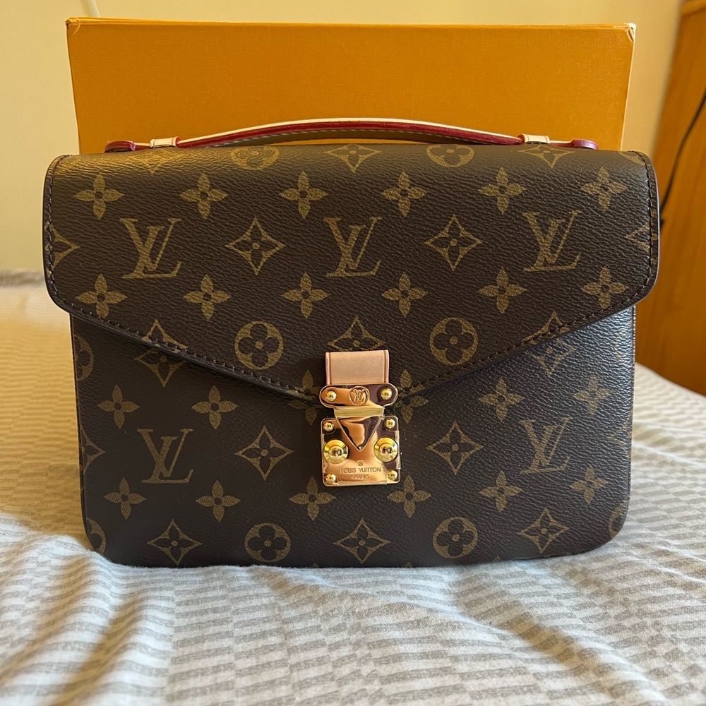 Louis Vuitton Pochette Metis Monogram Canvas